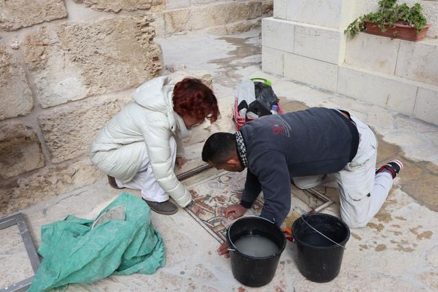 Ein Mosaik aus Kunst und Menschlichkeit: Restauratoren von Trient bilden die Jungen des Mosaic Center