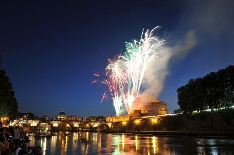 La Girandola di Castel Sant&#8217;Angelo illumina Roma e sostiene il Terra Santa Tausport Center