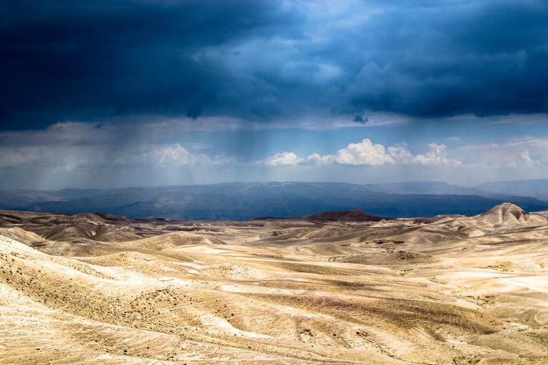 Viaggio immaginario nel deserto: cercando un&#8217;oasi di pace in tempi d’incertezza