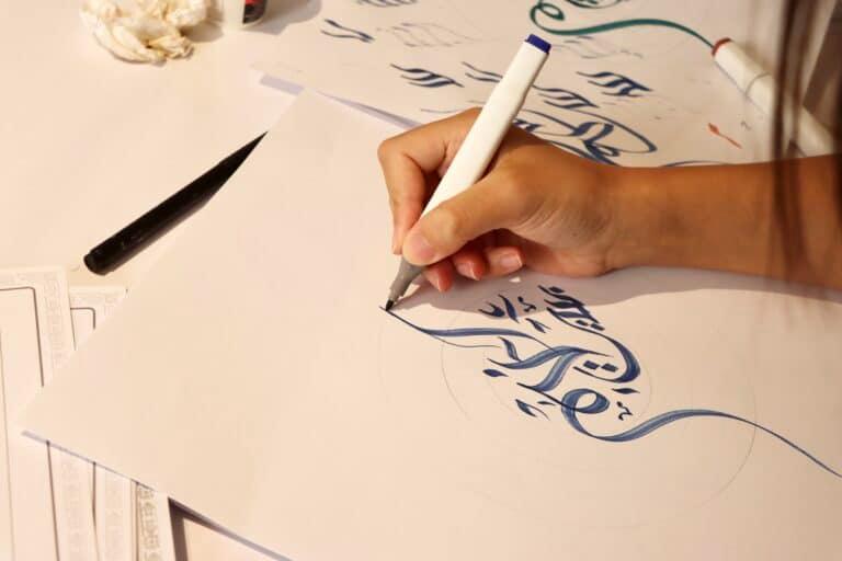 <i>Tradurre sentimenti complessi</i>. L’arte della calligrafia araba secondo Hany Sarsour