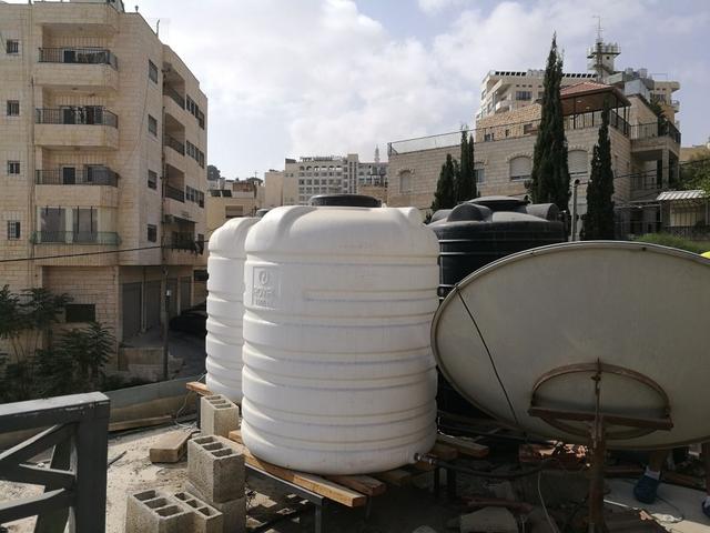„Lust auf Wasser“: Neue Wassertanks für eine in Not lebende Familie von Bethlehem“