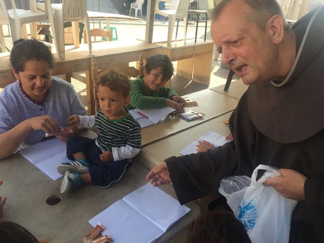«No podemos olvidarlos». El trabajo incansable del fray Luke con los refugiados en Rodas