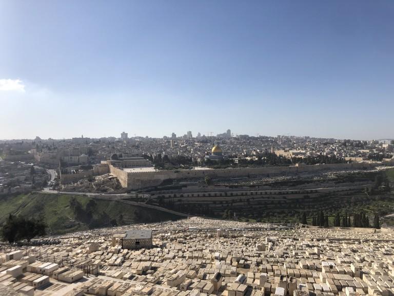 The tombs of the Mount of Olives. A burial tradition that unites Jews, Christians and Muslims.