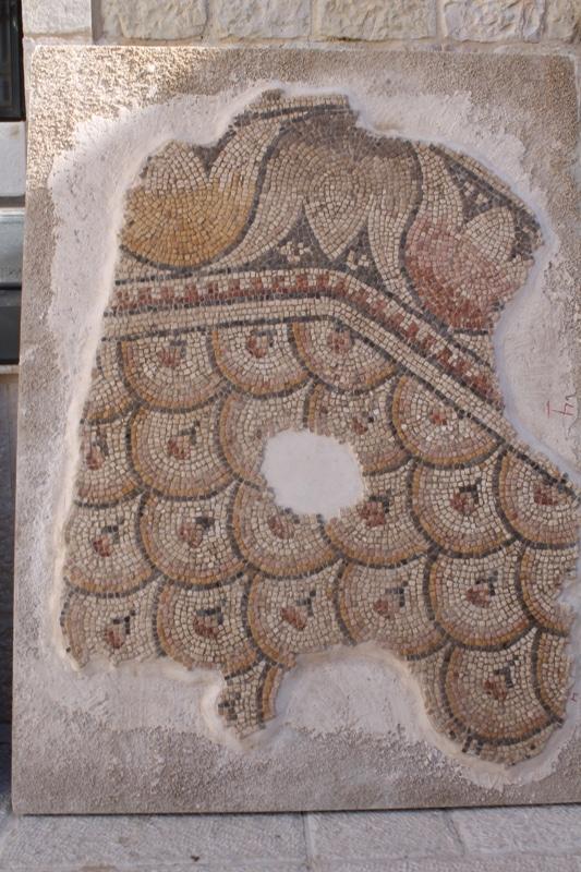 Junge Mosaikkünstler am Werk: das wertvolle Mosaik zu Kafarnaum wird restauriert