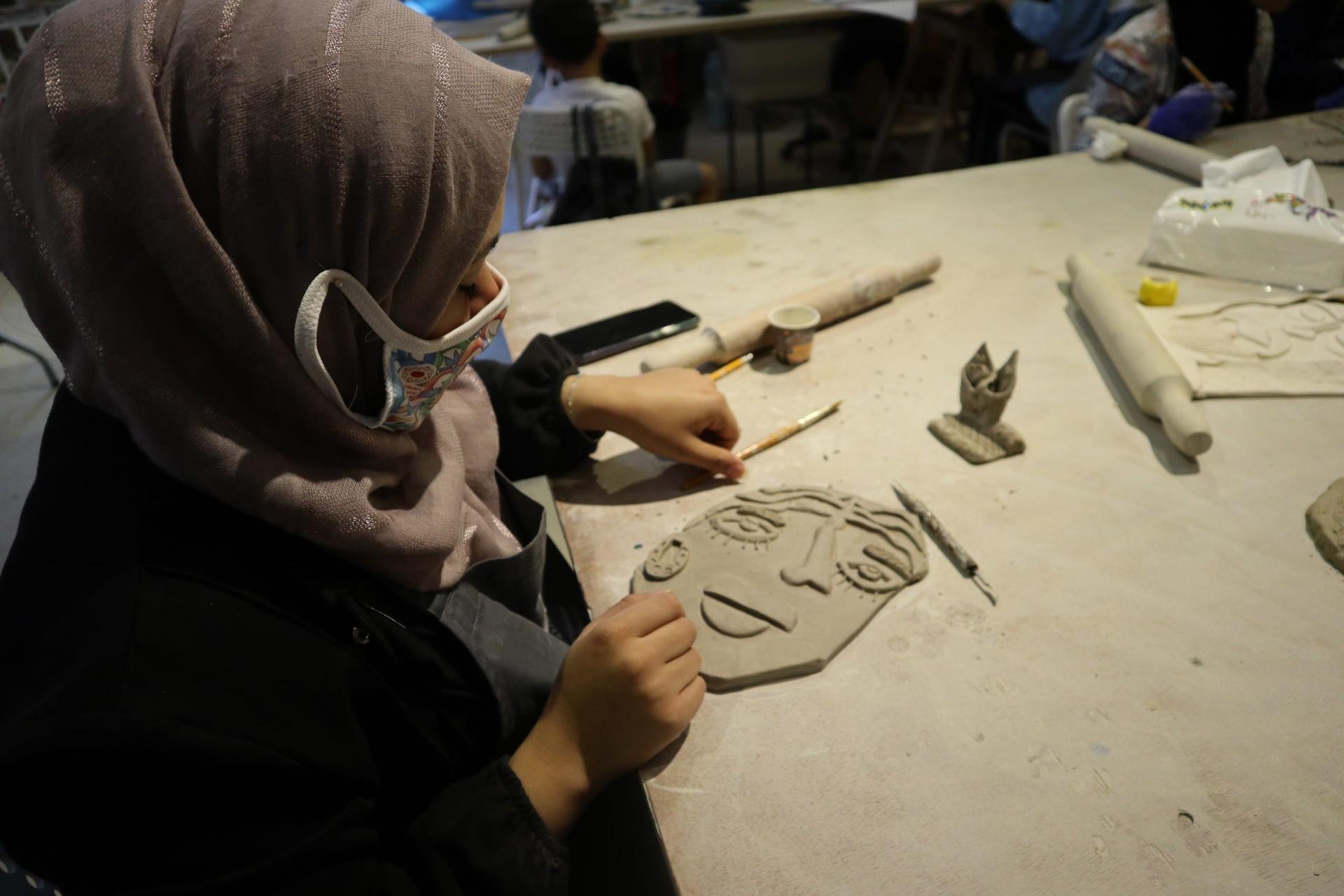 Ceramic for life: a new ceramic course for the women of Samaria