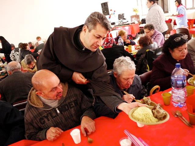 Cien ancianos de Belén en la fiesta de Navidad, con el párroco y muchos amigos