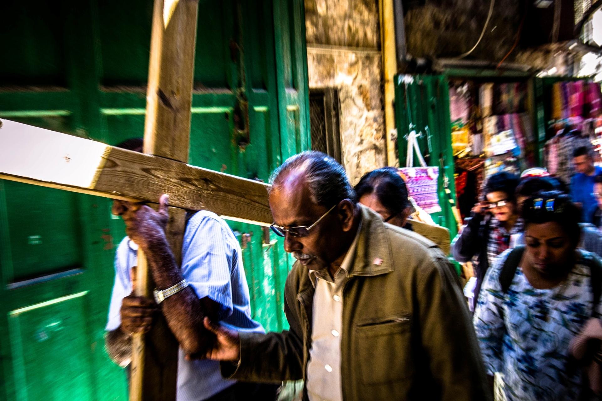 La Via Crucis: storia, devozione, tradizione e curiosità