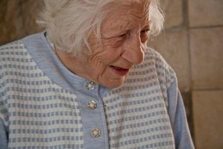 Cuidar de los ancianos: historias de cercanía a los últimos y a los enfermos de Belén