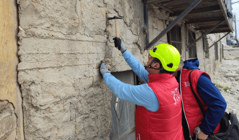 Los ingenieros y la fase dos: partir de las casas para reconstruir el futuro.