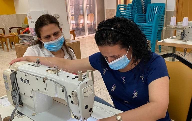 Betlemme: un nuovo progetto per la produzione di mascherine protettive