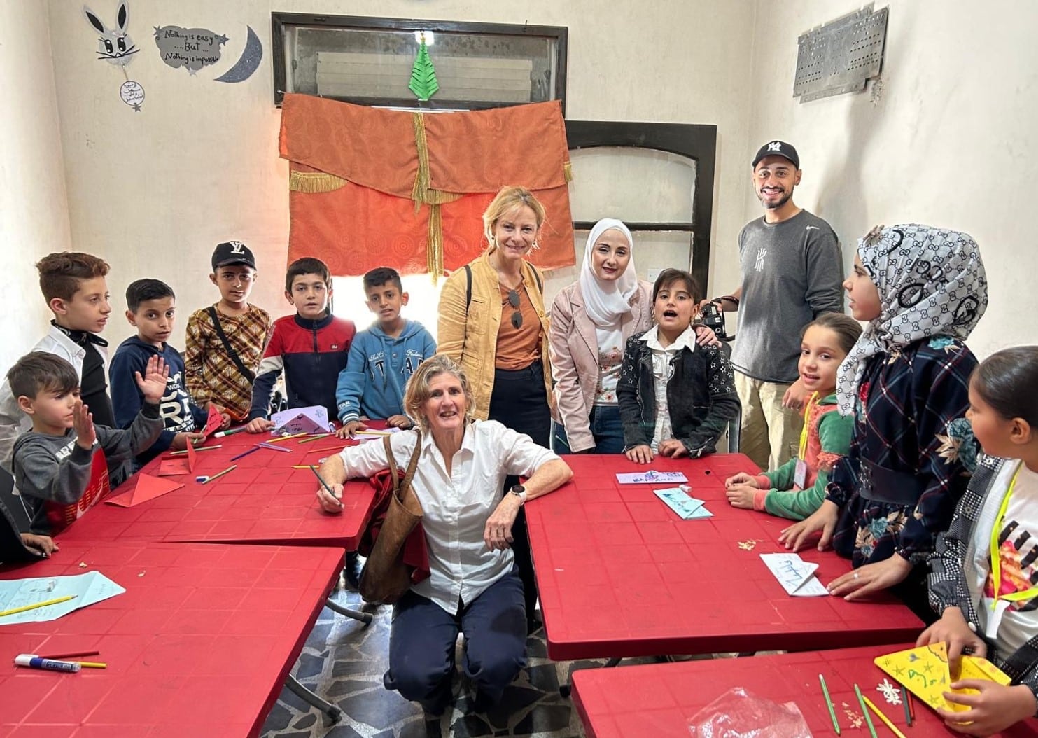 Ana e Gabriella insieme alla gente e ai bambini di Aleppo.