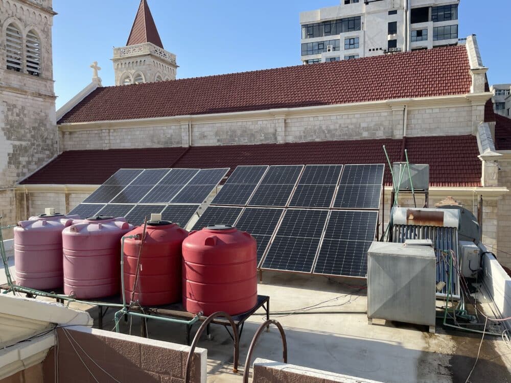 Pannelli solari e cisterne per l'acqua.